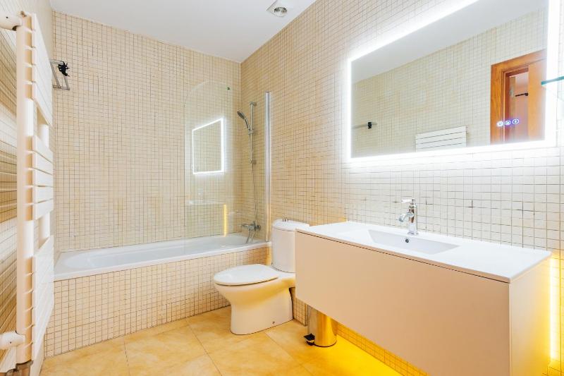 Quiet vibrant 2 bedroom in pedestrian Eixample - image 2