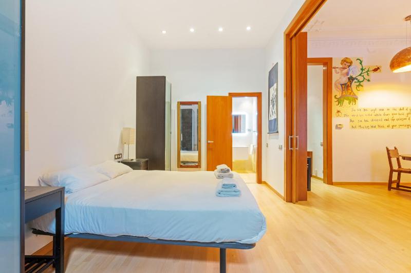 Quiet vibrant 2 bedroom in pedestrian Eixample - image 16