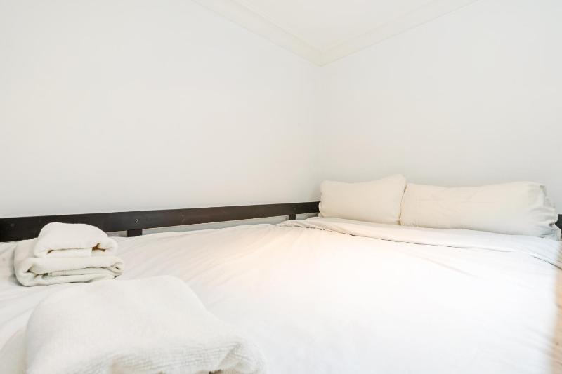 Quiet vibrant 2 bedroom in pedestrian Eixample - image 11