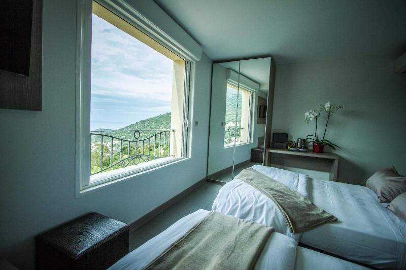 Superior Triple Room image 4