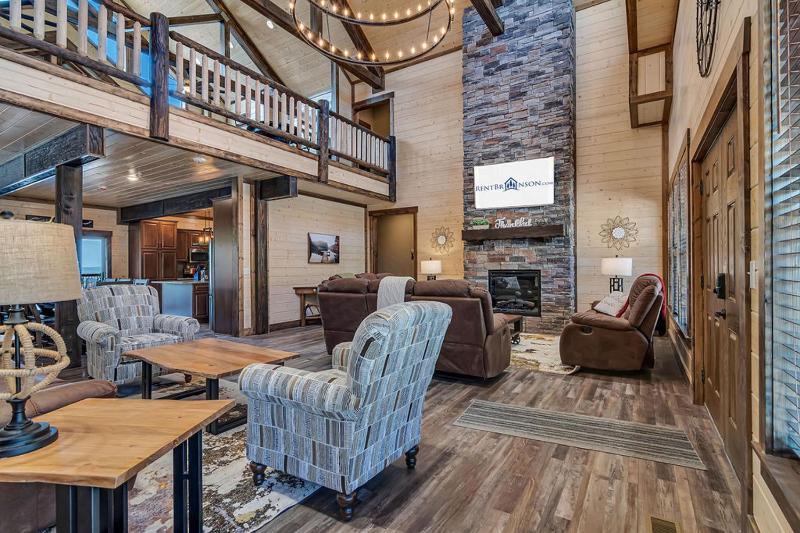 Pvt Indoor Pool-Basketball Court-Theatre Room & Hot Tub-Games-Sleeps 46-Table Rock View-Free Tickets - image 1