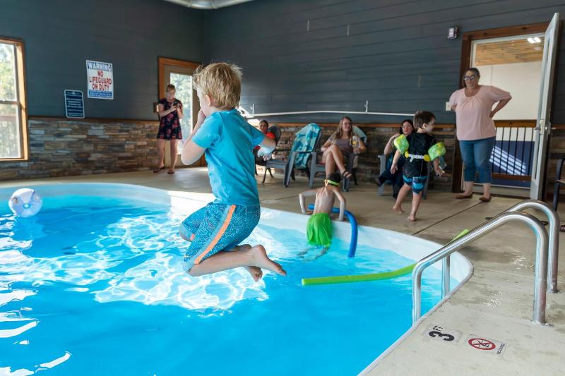 Pvt Indoor Pool-Basketball Court-Theatre Room & Hot Tub-Games-Sleeps 46-Table Rock View-Free Tickets - image 11