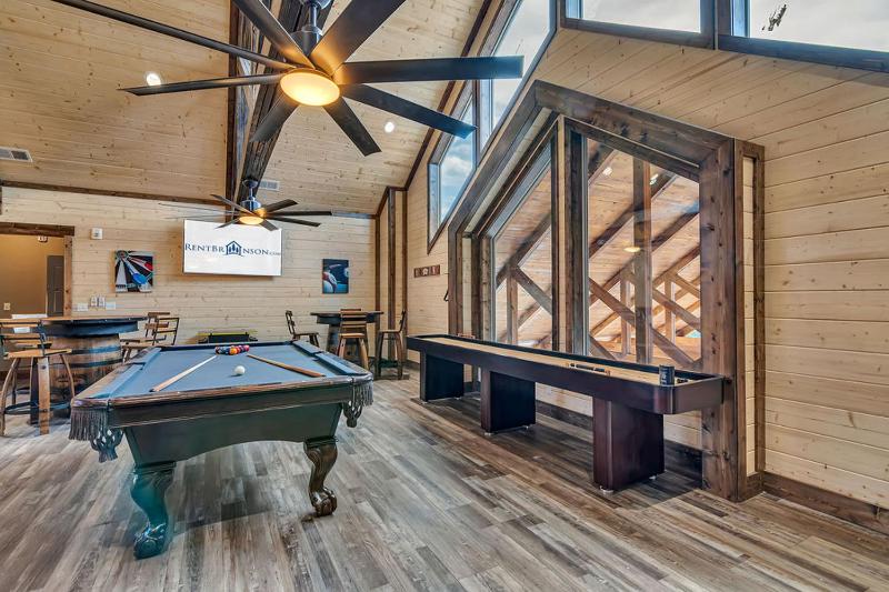 Pvt Indoor Pool-Basketball Court-Theatre Room & Hot Tub-Games-Sleeps 46-Table Rock View-Free Tickets - image 6