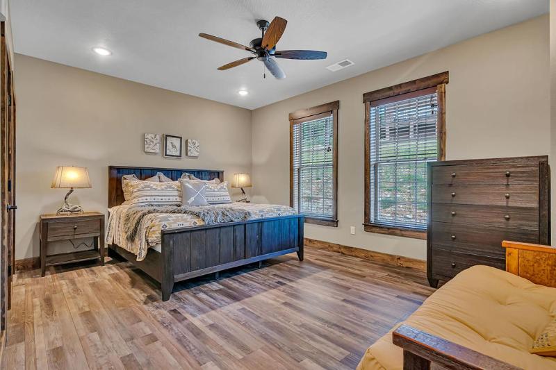 Pvt Indoor Pool-Basketball Court-Theatre Room & Hot Tub-Games-Sleeps 46-Table Rock View-Free Tickets - image 43