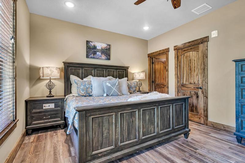 Pvt Indoor Pool-Basketball Court-Theatre Room & Hot Tub-Games-Sleeps 46-Table Rock View-Free Tickets - image 16