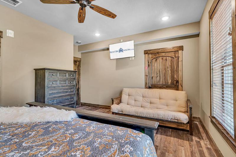 Pvt Indoor Pool-Basketball Court-Theatre Room & Hot Tub-Games-Sleeps 46-Table Rock View-Free Tickets - image 20