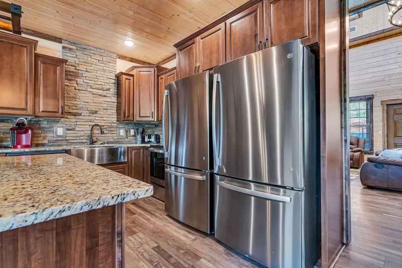 Pvt Indoor Pool-Basketball Court-Theatre Room & Hot Tub-Games-Sleeps 46-Table Rock View-Free Tickets - image 13