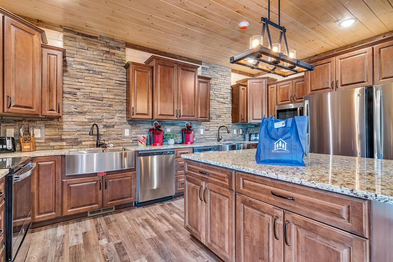 Pvt Indoor Pool-Basketball Court-Theatre Room & Hot Tub-Games-Sleeps 46-Table Rock View-Free Tickets - image 45