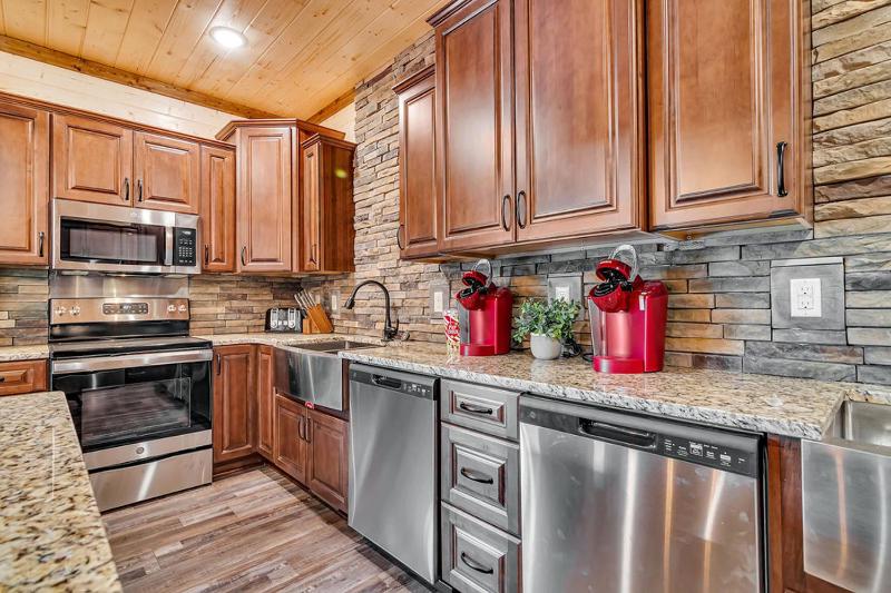Pvt Indoor Pool-Basketball Court-Theatre Room & Hot Tub-Games-Sleeps 46-Table Rock View-Free Tickets - image 28
