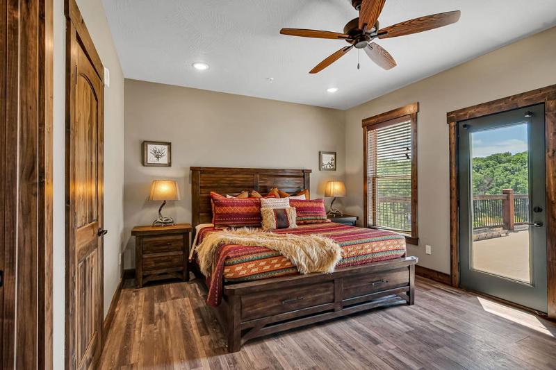 Pvt Indoor Pool-Basketball Court-Theatre Room & Hot Tub-Games-Sleeps 46-Table Rock View-Free Tickets - image 31