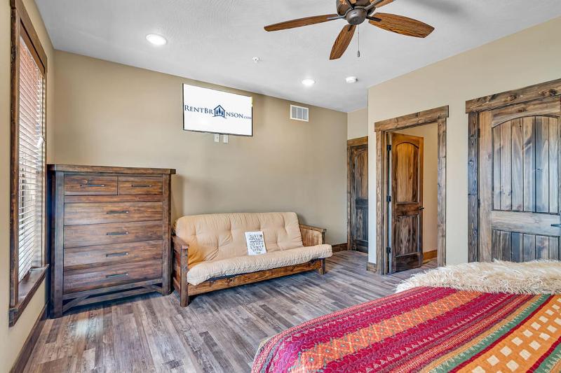 Pvt Indoor Pool-Basketball Court-Theatre Room & Hot Tub-Games-Sleeps 46-Table Rock View-Free Tickets - image 12