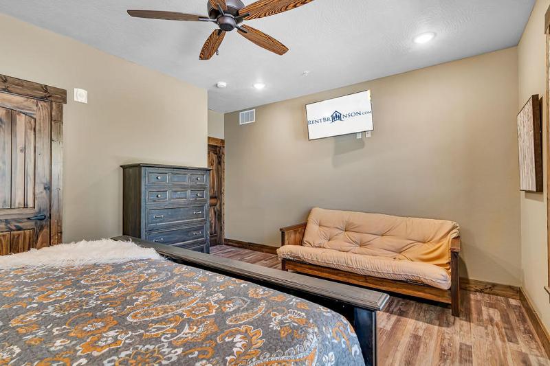 Pvt Indoor Pool-Basketball Court-Theatre Room & Hot Tub-Games-Sleeps 46-Table Rock View-Free Tickets - image 33