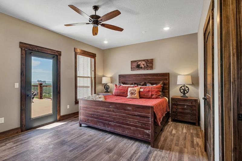 Pvt Indoor Pool-Basketball Court-Theatre Room & Hot Tub-Games-Sleeps 46-Table Rock View-Free Tickets - image 27