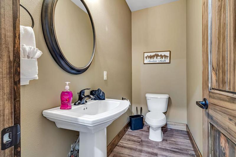 Pvt Indoor Pool-Basketball Court-Theatre Room & Hot Tub-Games-Sleeps 46-Table Rock View-Free Tickets - image 44