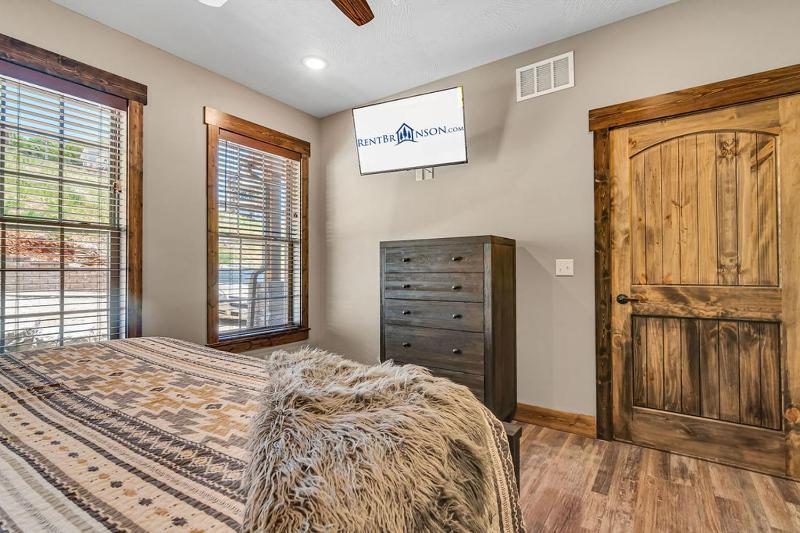 Pvt Indoor Pool-Basketball Court-Theatre Room & Hot Tub-Games-Sleeps 46-Table Rock View-Free Tickets - image 2