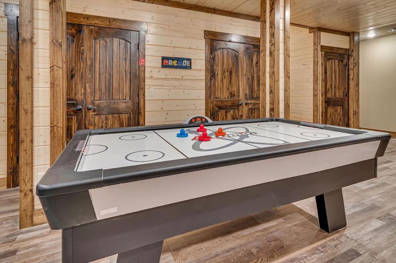 Pvt Indoor Pool-Basketball Court-Theatre Room & Hot Tub-Games-Sleeps 46-Table Rock View-Free Tickets - image 25