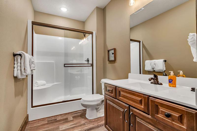 Pvt Indoor Pool-Basketball Court-Theatre Room & Hot Tub-Games-Sleeps 46-Table Rock View-Free Tickets - image 17