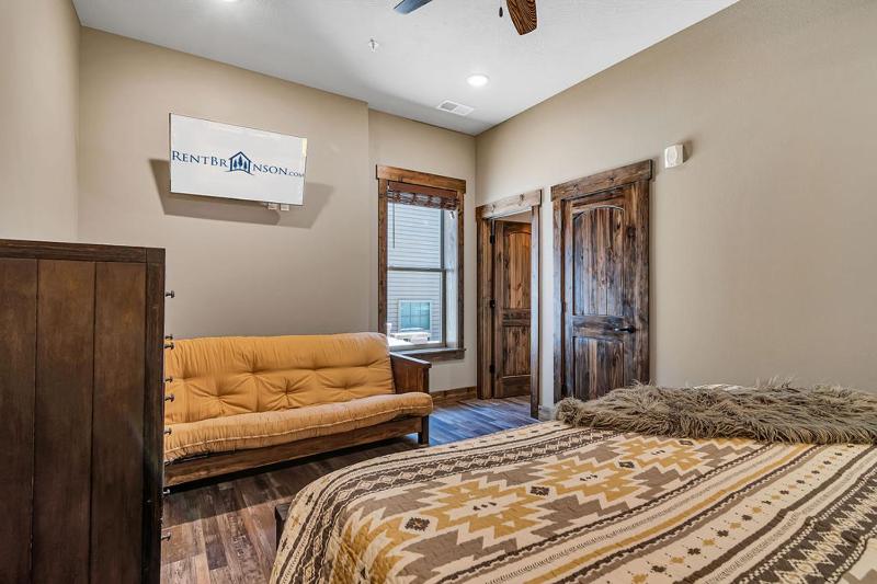Pvt Indoor Pool-Basketball Court-Theatre Room & Hot Tub-Games-Sleeps 46-Table Rock View-Free Tickets - image 32