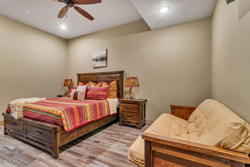 Pvt Indoor Pool-Basketball Court-Theatre Room & Hot Tub-Games-Sleeps 46-Table Rock View-Free Tickets - image 36