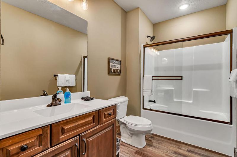 Pvt Indoor Pool-Basketball Court-Theatre Room & Hot Tub-Games-Sleeps 46-Table Rock View-Free Tickets - image 29
