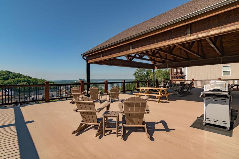 Pvt Indoor Pool-Basketball Court-Theatre Room & Hot Tub-Games-Sleeps 46-Table Rock View-Free Tickets - image 50