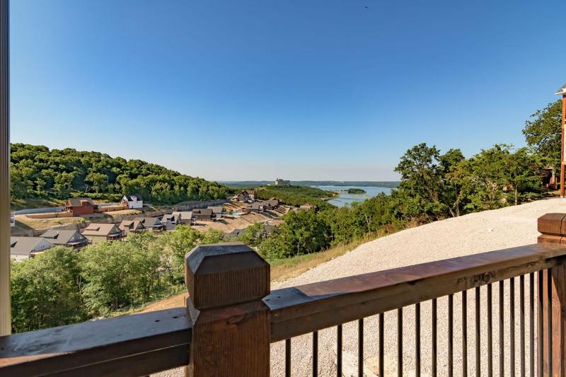 Pvt Indoor Pool-Basketball Court-Theatre Room & Hot Tub-Games-Sleeps 46-Table Rock View-Free Tickets - image 30