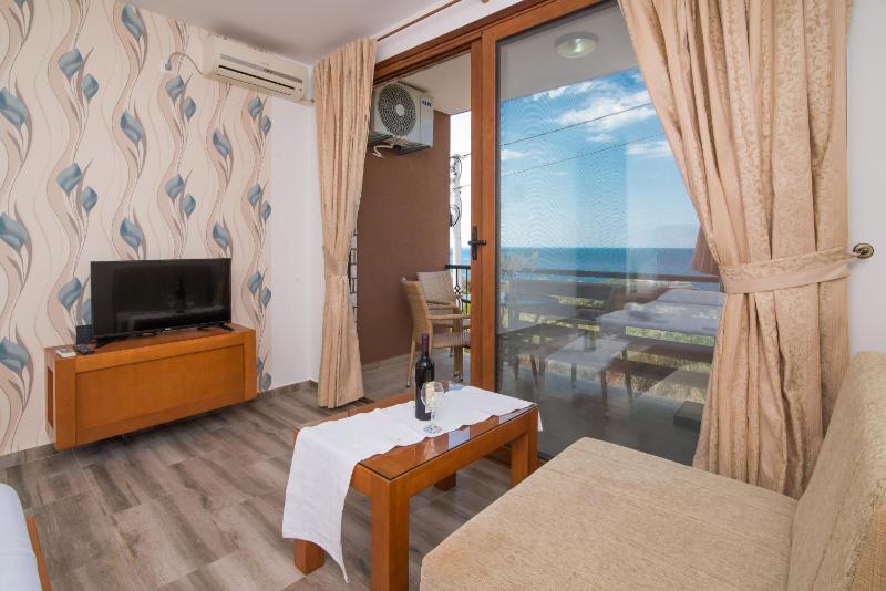 Studio Apartment with Sea View image 3