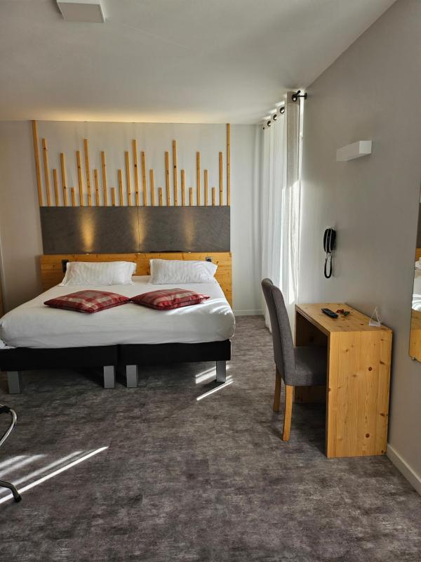 King Room with Garden View image 4