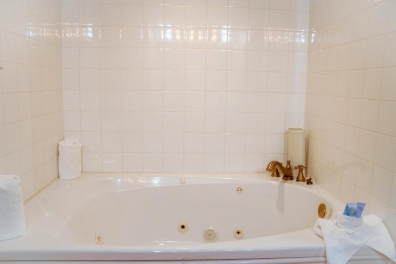 King Room with Spa Bath image 2