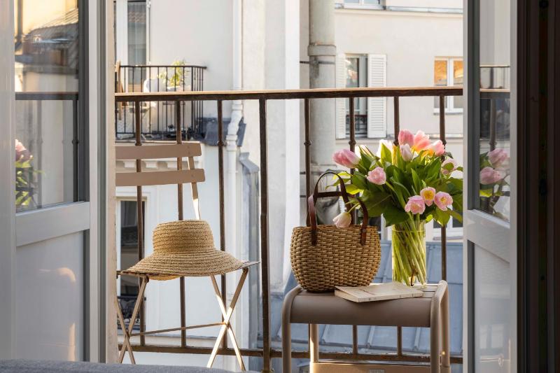 Double Room with Balcony image 4