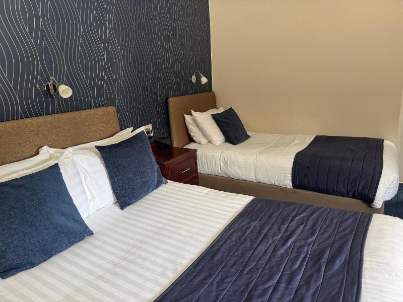 Family Room with Double and Two Single Beds image 3