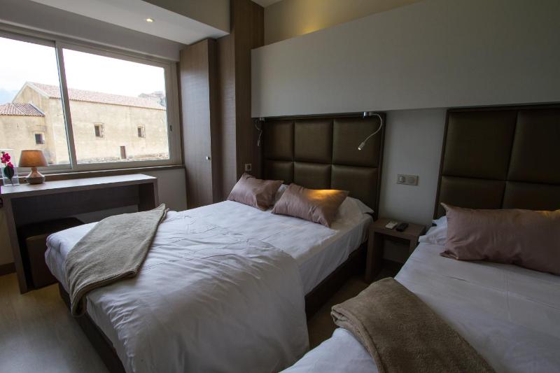 Premium Triple Room image 1