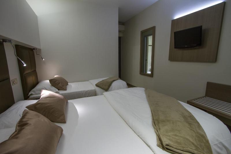 Premium Triple Room image 4