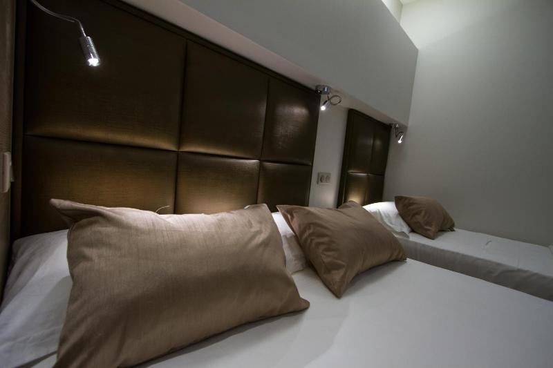 Premium Triple Room image 3