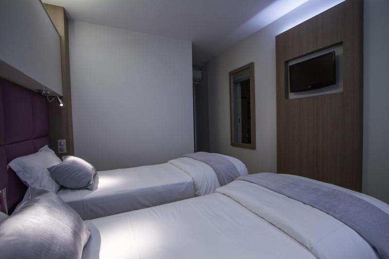 Twin Room image 4