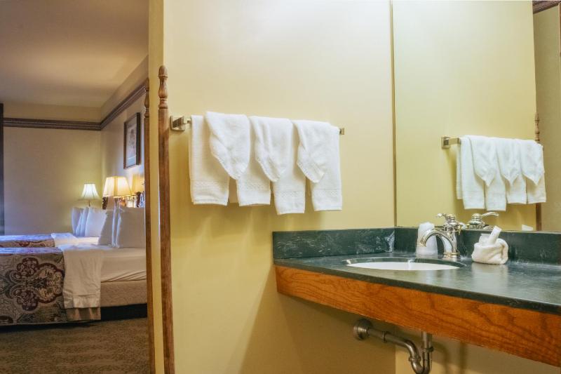 Queen Room with Two Queen Beds - Non-Smoking image 4
