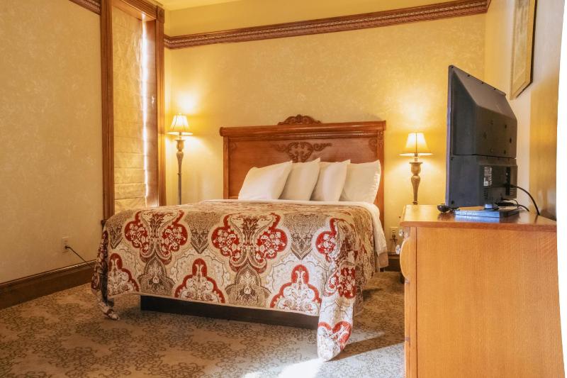 Queen Room - Non-Smoking image 1