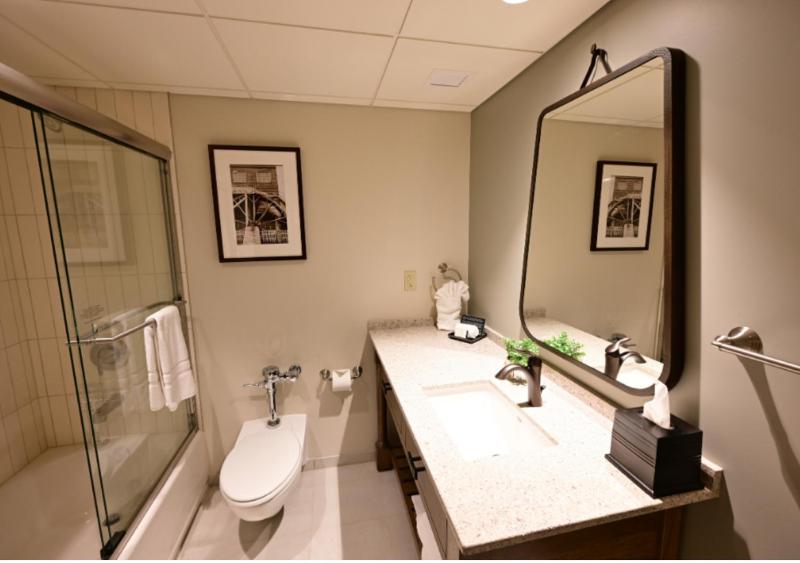 Queen Room image 2