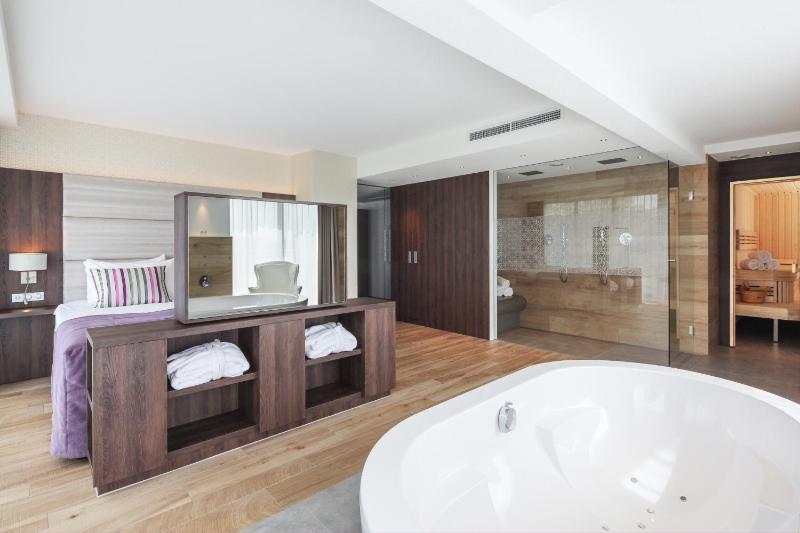 Suite with Sauna image 4