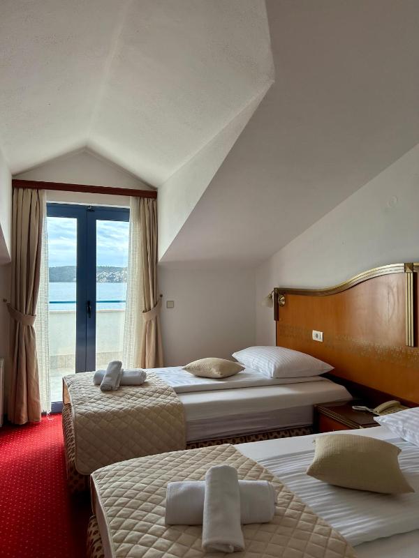 Deluxe Twin Room with Sea View image 4