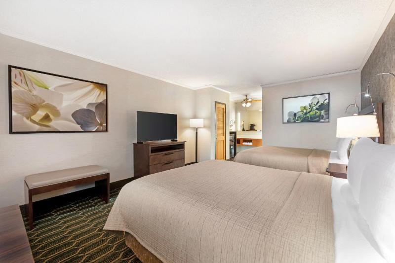 Queen Room with Two Queen Beds - Non-Smoking image 4