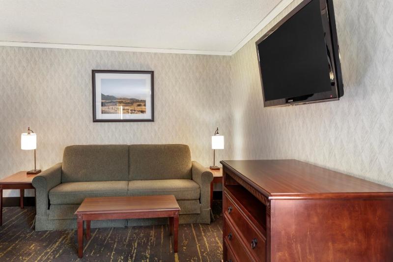 Queen Room with Two Queen Beds with Sofa Bed image 4