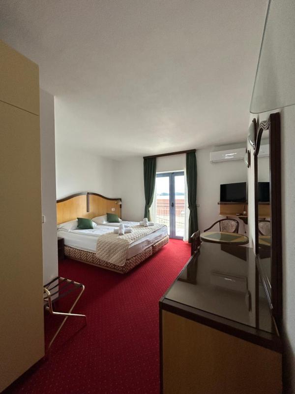 Deluxe Double Room with Balcony and Sea View image 1