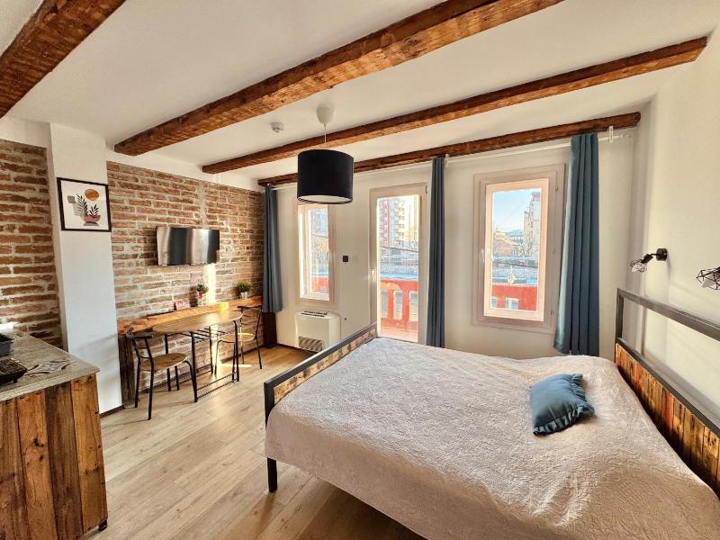 Deluxe Double Room with Balcony image 4