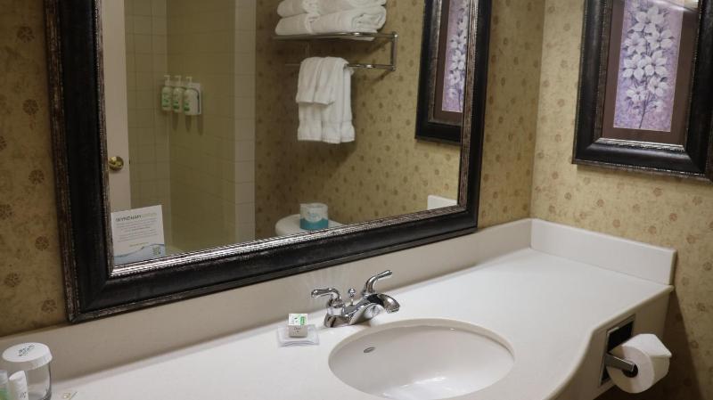 Queen Room with Two Queen Beds - Non-Smoking image 4