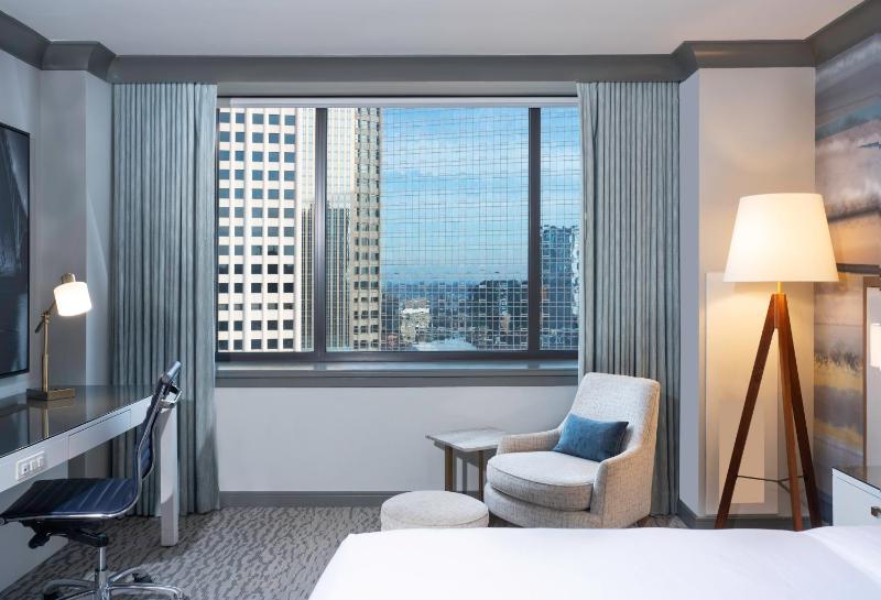 Deluxe King Room with City View image 3