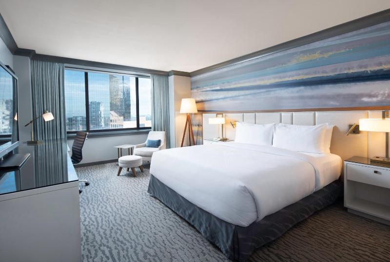 Deluxe King Room with City View image 4