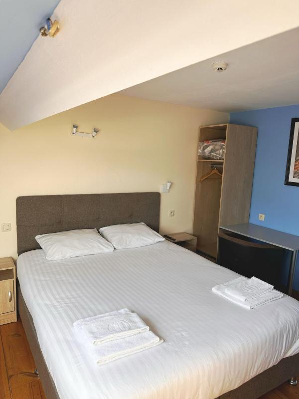Double Room image 3