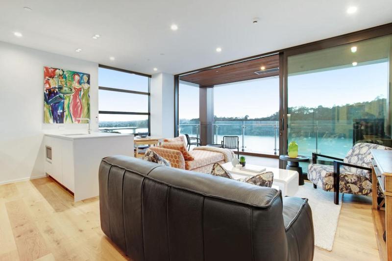 Gorgeous Home with Catalina Bay Views and Carpark - image 14