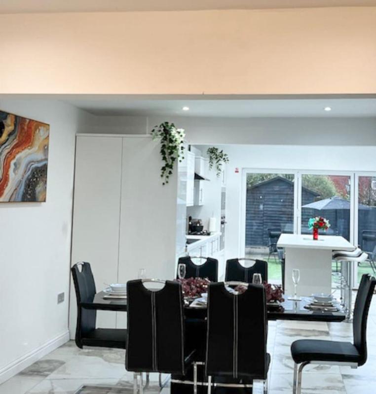 Luxury and spacious 3 bedroom home in Southampton - image 40
